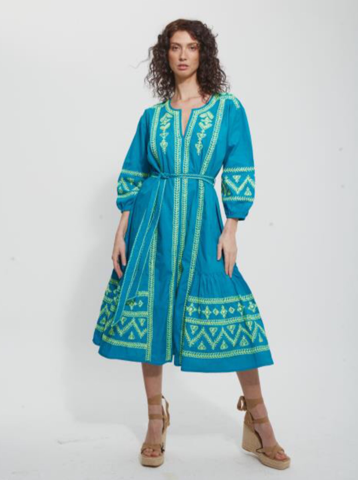 Vestido bordado flúor turquesa